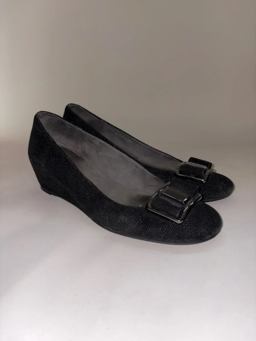 Stuart Weitzman Proper Goosebump‎ Leather Wedge Pumps Size 9